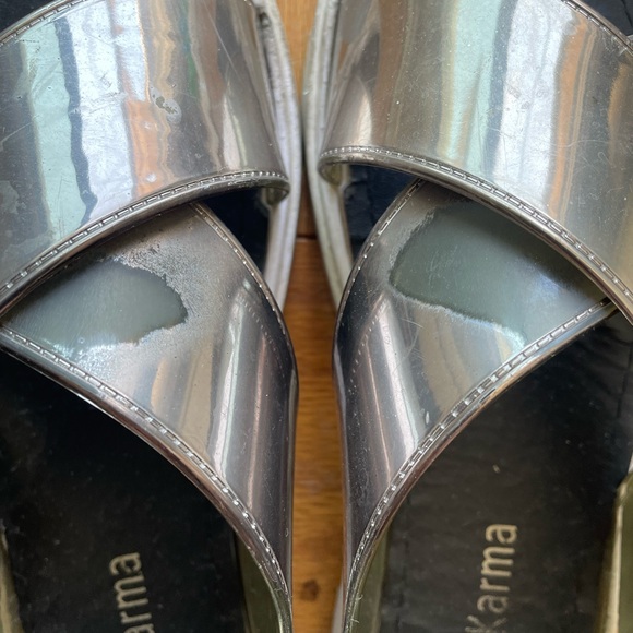 Electric Karma Women's 7 Silver/Pewter Wide Strap Criss Cross Sandals Lug Sole - Picture 4 of 5